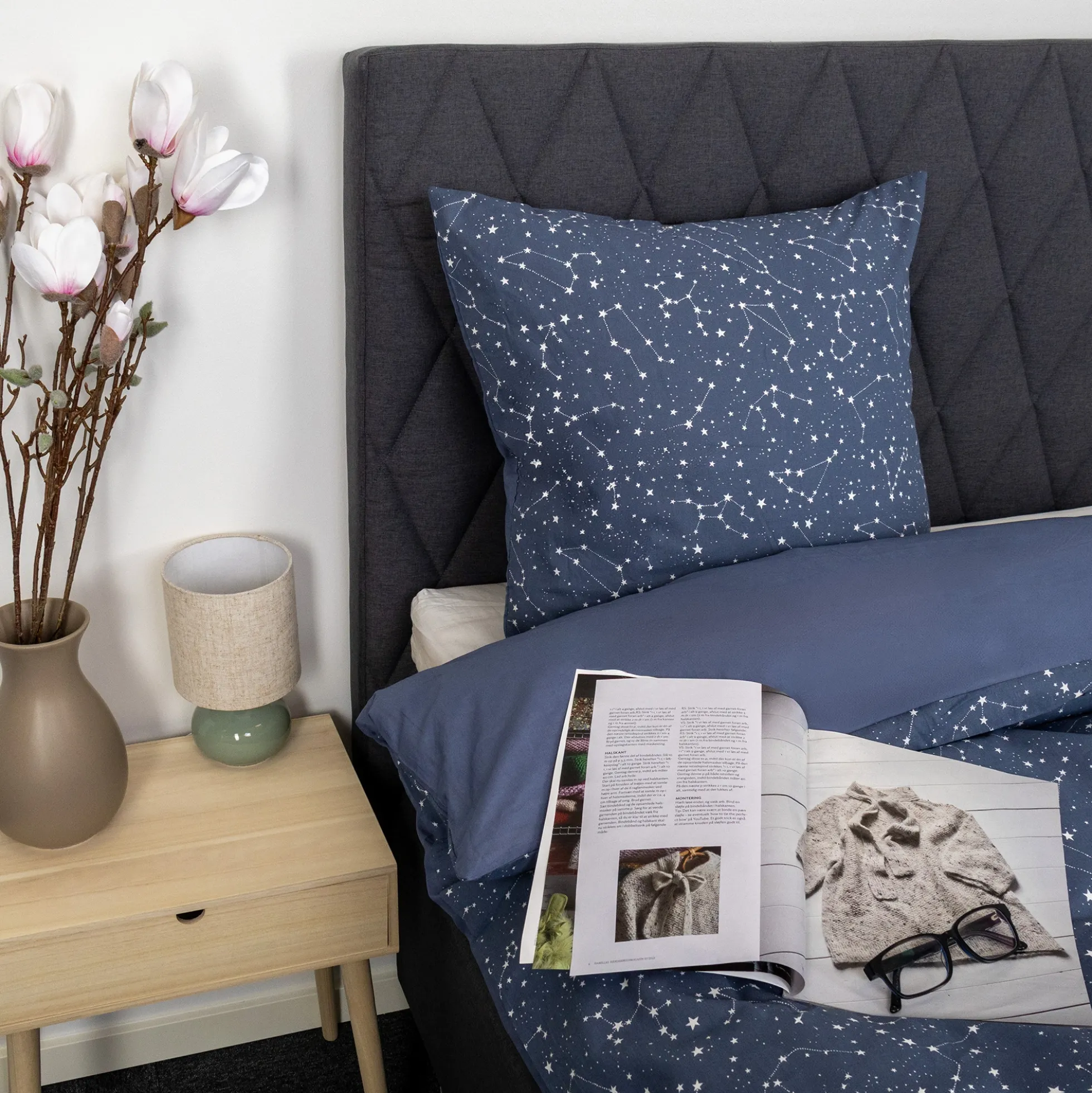 Dobbelt sengetøj 200x200 cm - 100% Bomuld - Zodiac blue - Vendbart med stjerner